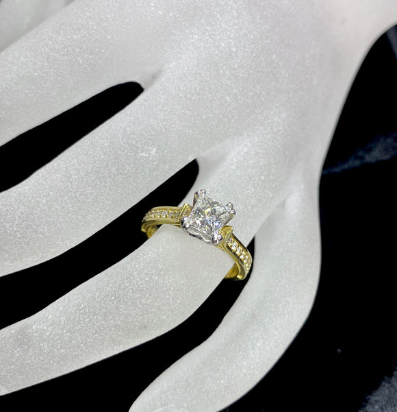 18ct Two Tone Diamond Ring