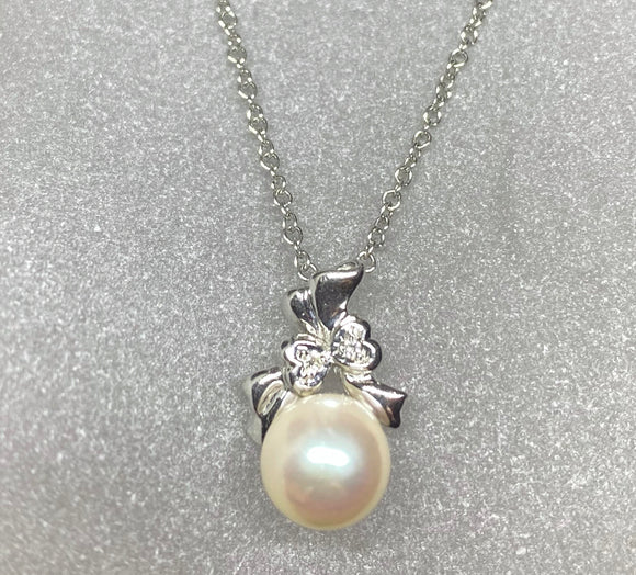 18ct White Gold White Cultured Pearl Heart Pendant
