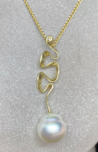 9ct Yellow Gold White South Sea Pearl Wavy Pendant